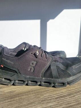 On Cloud Running Boys Kids Youth Sneakers Size 4.5 Black Gym Comfortable School